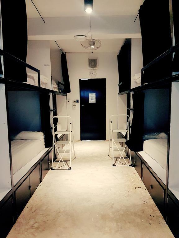 Seek Sleep Hostel Bangkok Exterior photo