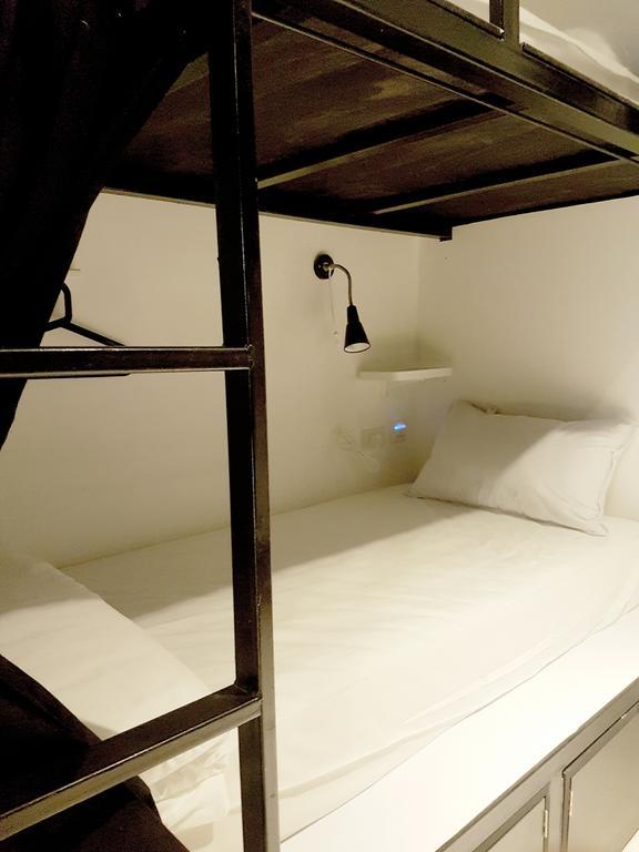 Seek Sleep Hostel Bangkok Exterior photo