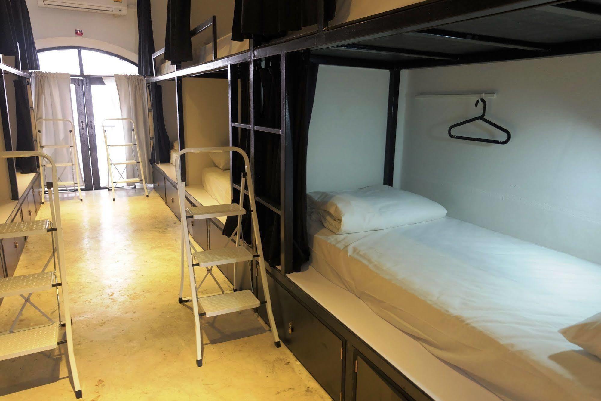 Seek Sleep Hostel Bangkok Exterior photo