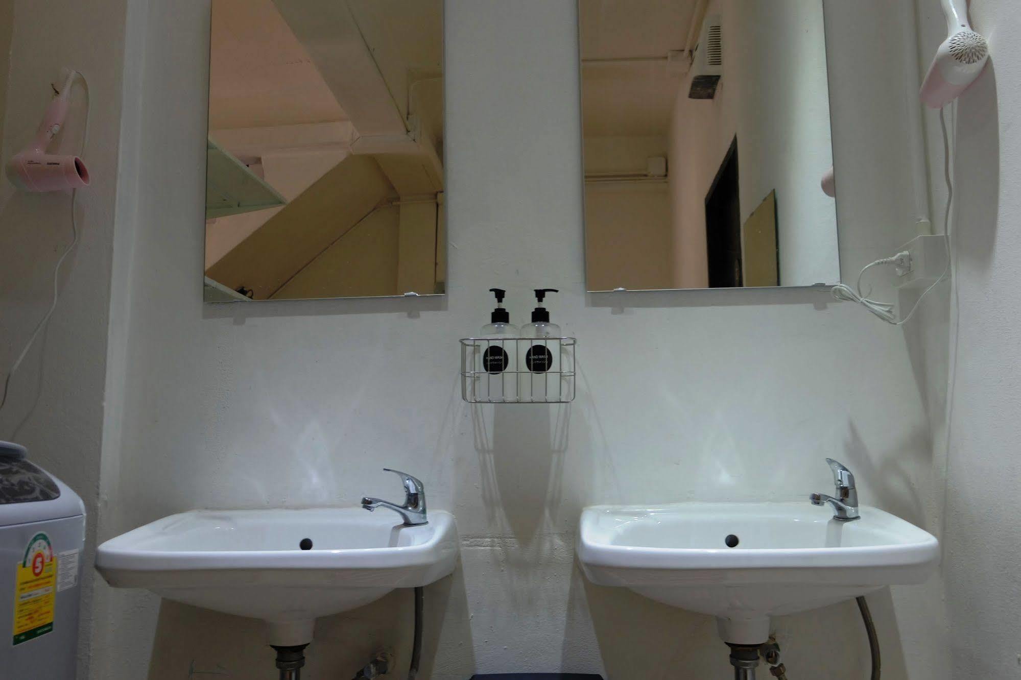 Seek Sleep Hostel Bangkok Exterior photo