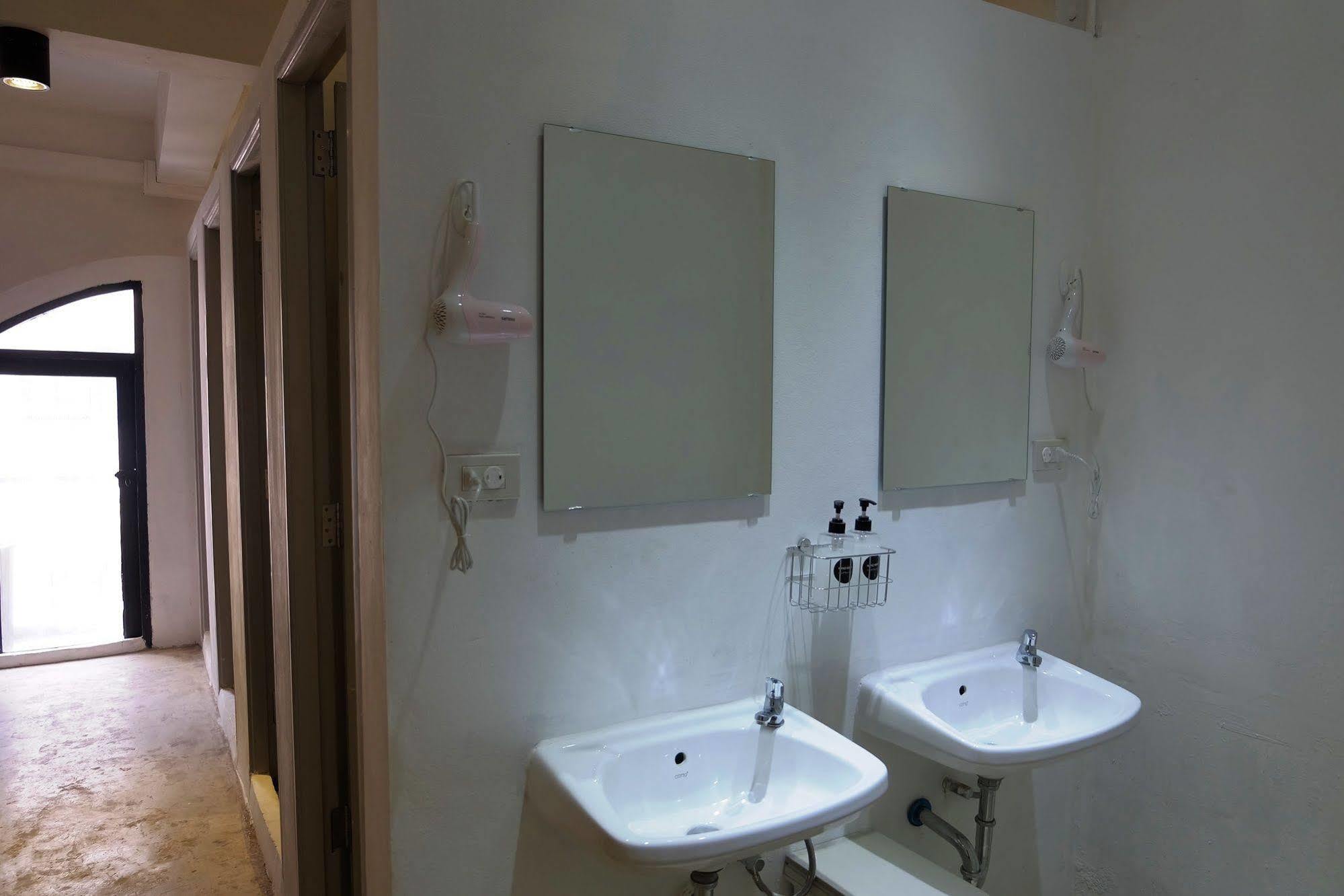 Seek Sleep Hostel Bangkok Exterior photo