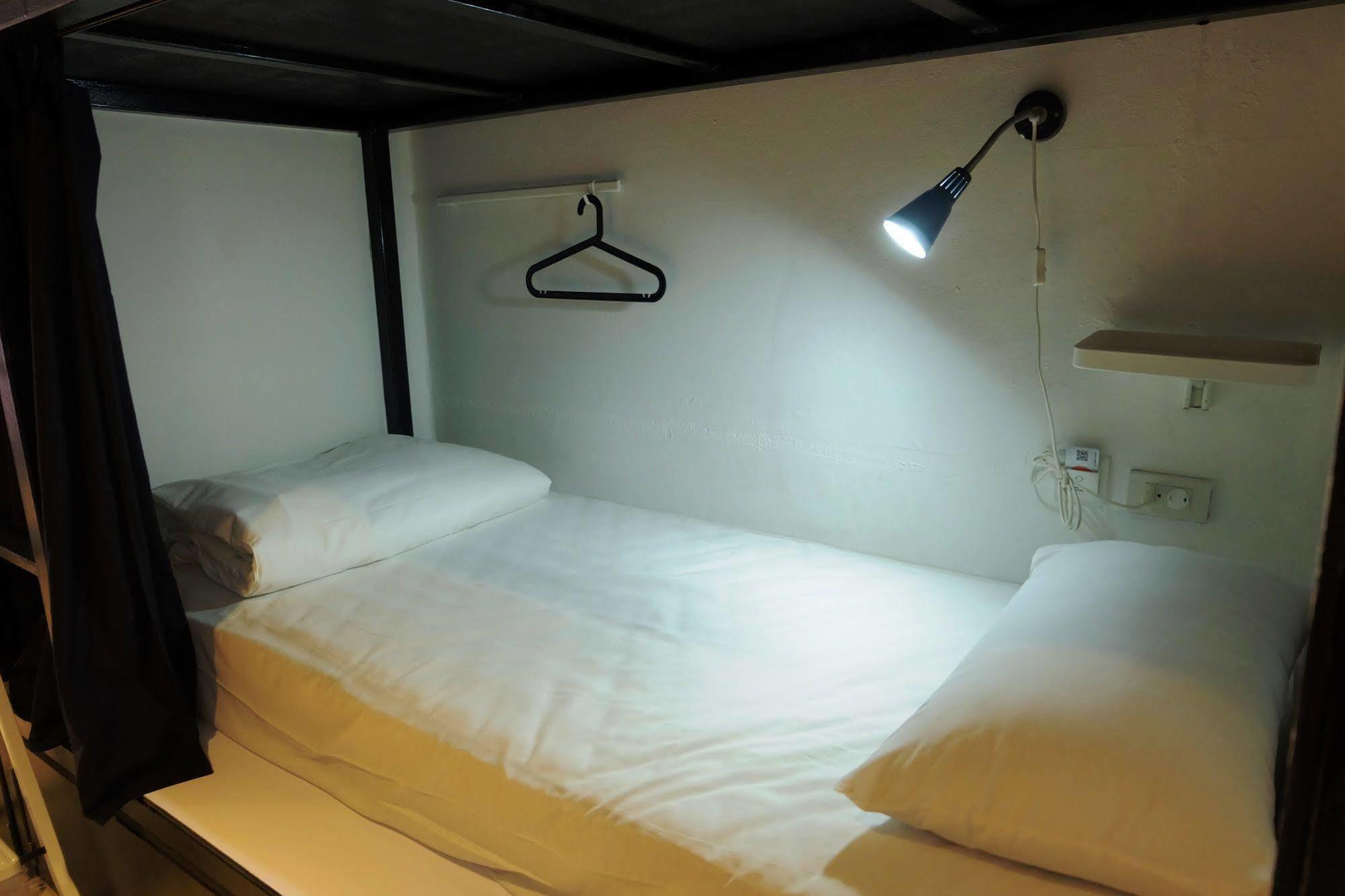 Seek Sleep Hostel Bangkok Exterior photo