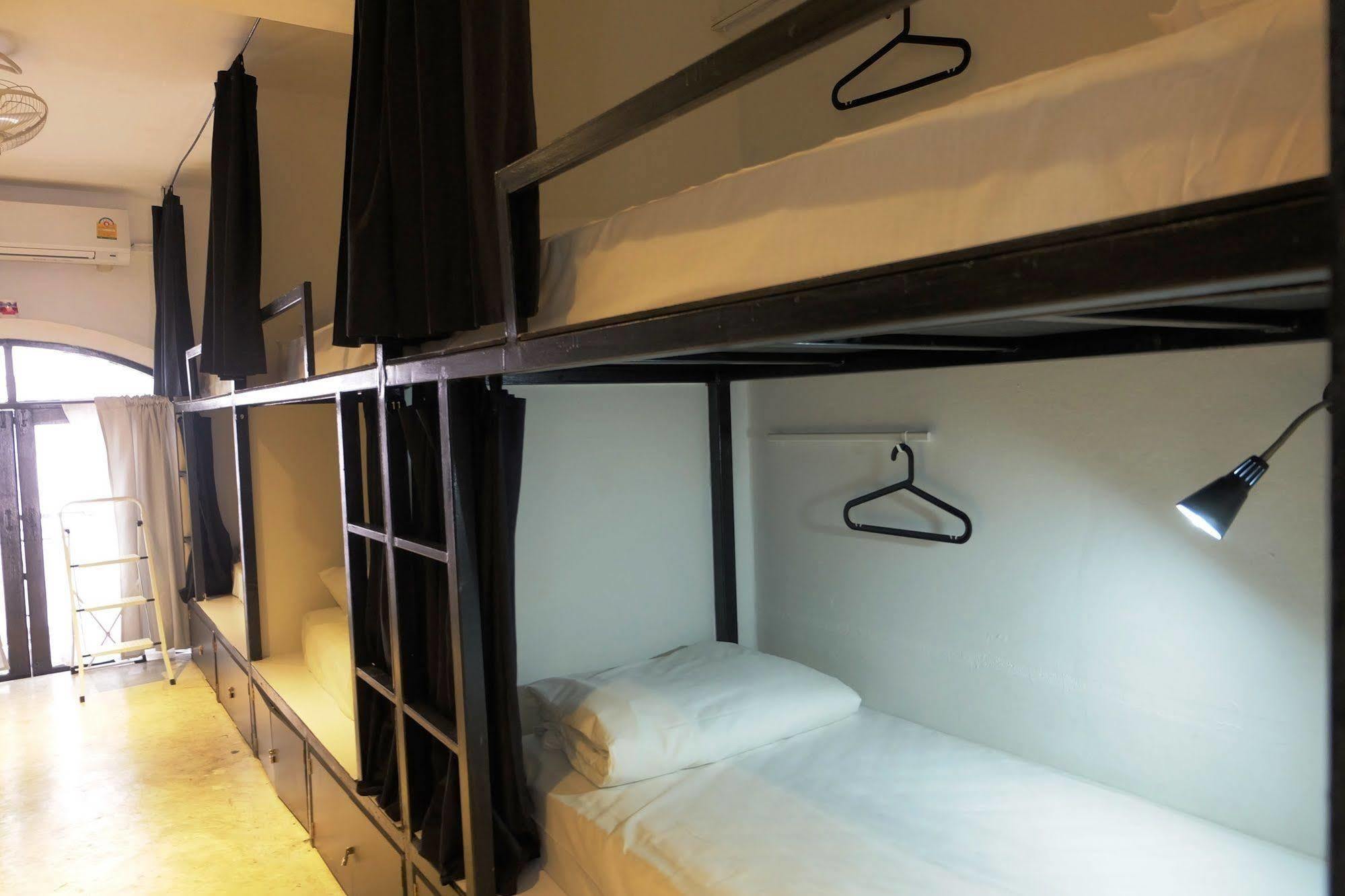 Seek Sleep Hostel Bangkok Exterior photo