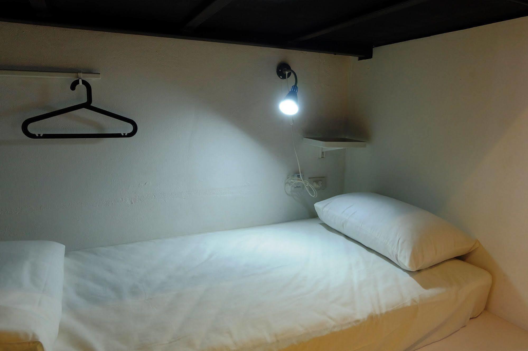 Seek Sleep Hostel Bangkok Exterior photo