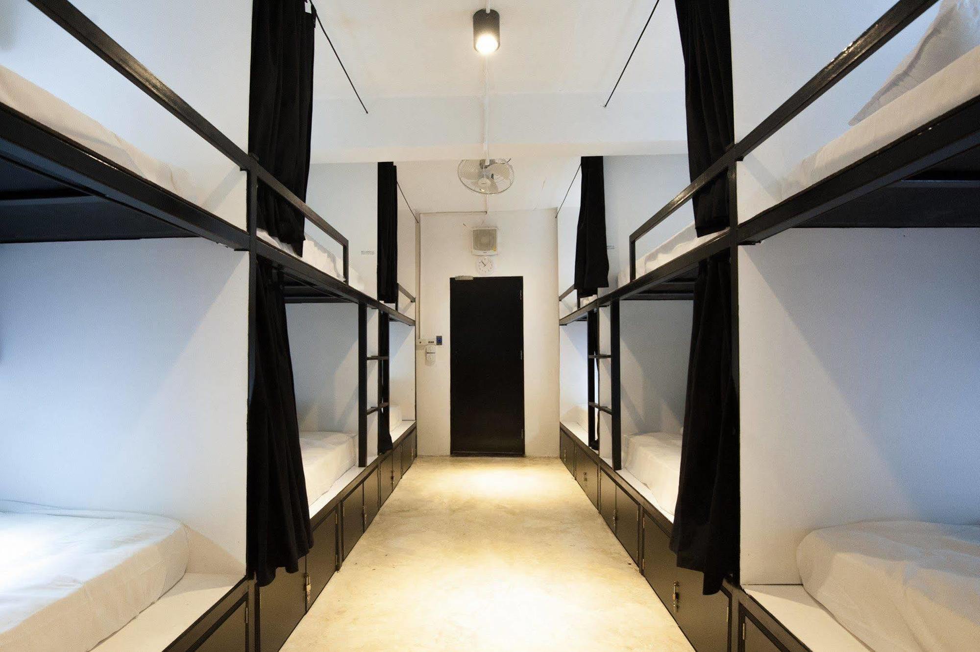 Seek Sleep Hostel Bangkok Exterior photo